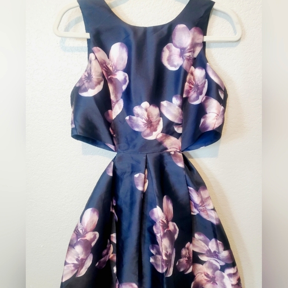ANGL Navy & Lavender Floral Full Skirt Cut Out Back Midi Dress Size Medium - Picture 3 of 7